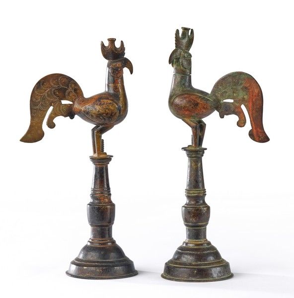 PAIRE DE LAMPES A HUILE à forme de coq en...