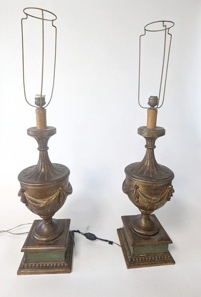 PAIRE DE LAMPES en bois doré en forme de...
