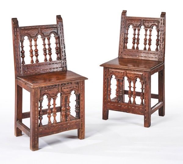 PAIRE DE CHAISES en noyer sculpté à dossier...