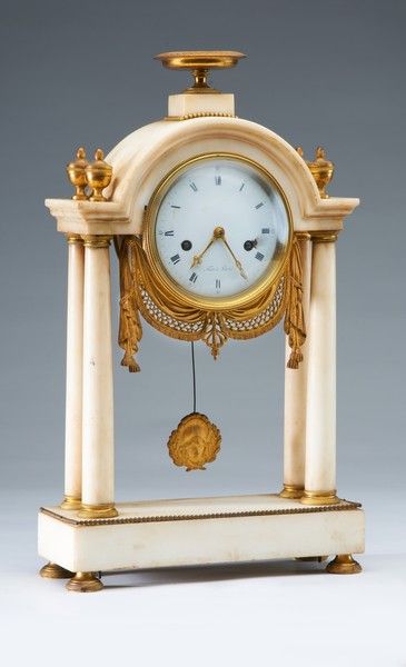 PENDULE PORTIQUE en marbre blanc, le cadran...