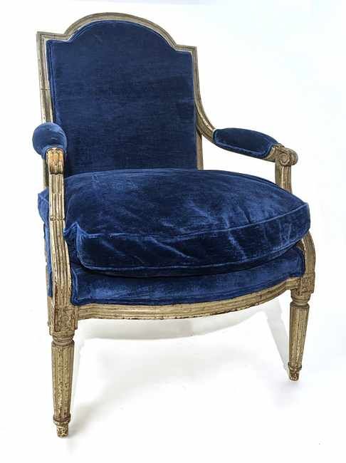 FAUTEUIL à dossier plat en chapeau de gendarme,...