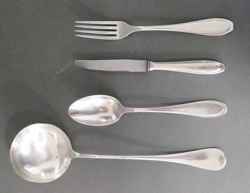 MENAGERE DE COUVERTS EN METAL BLANC modèle...