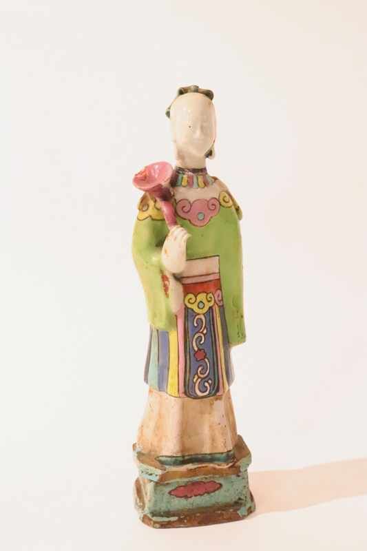STATUETTE de geisha tenant un sceptre en...