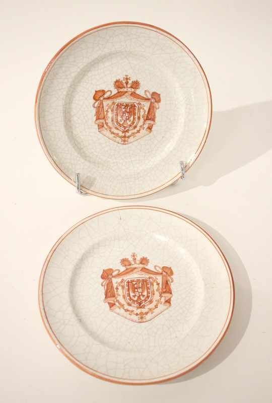 PAIRE DE PETITES ASSIETTES rondes en faïence...