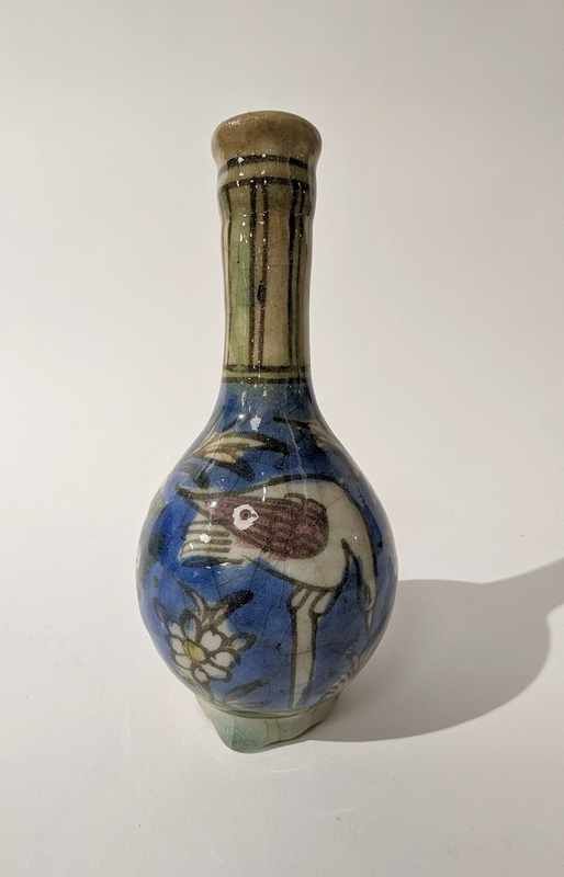 PETIT VASE à haut col en faïence émaillée...