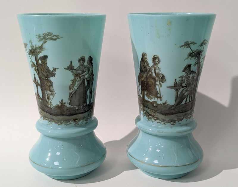 PAIRE DE VASES de forme cornet, en opaline...