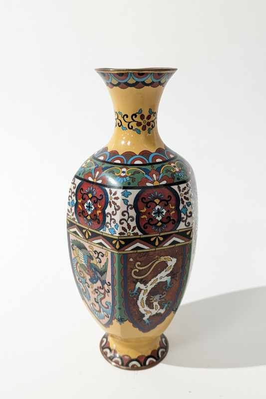 VASE balustre à pans en émaux cloisonnés...