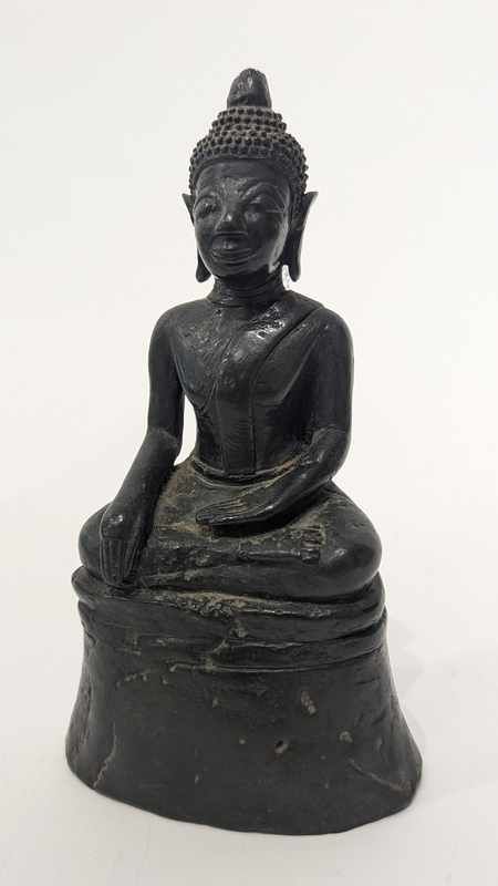 BOUDDHA assis en bronze patiné.