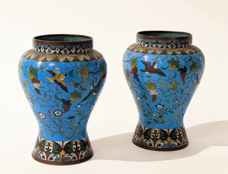 PAIRE DE VASES balustres en émaux cloisonnés...