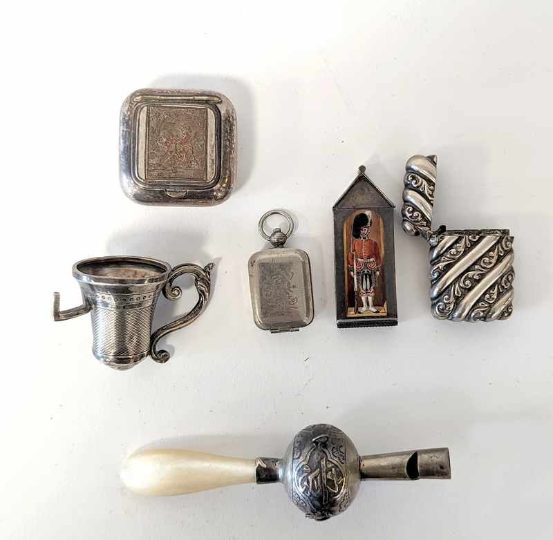 HOCHET-SIFFLET en argent et nacre, Indochine....