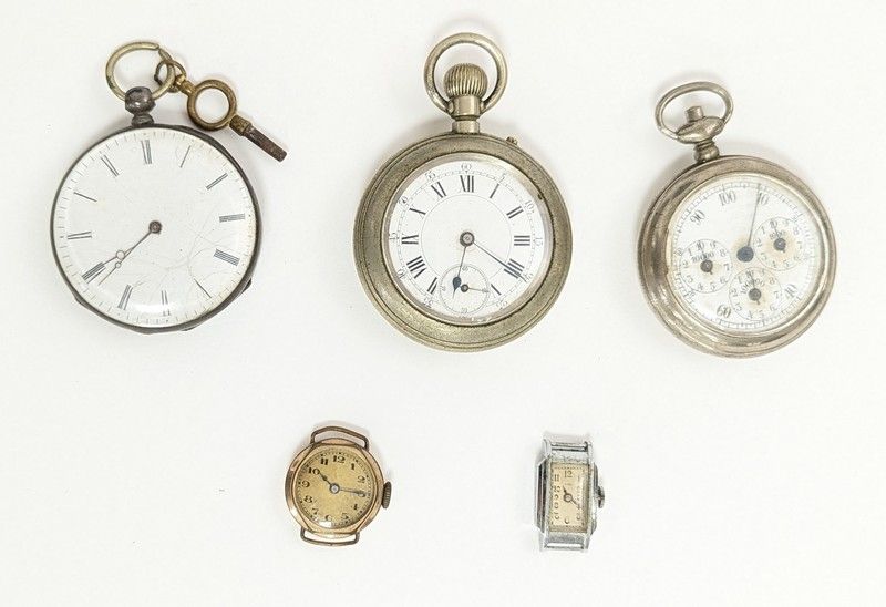 TROIS MONTRES DE POCHE dont une en argent...