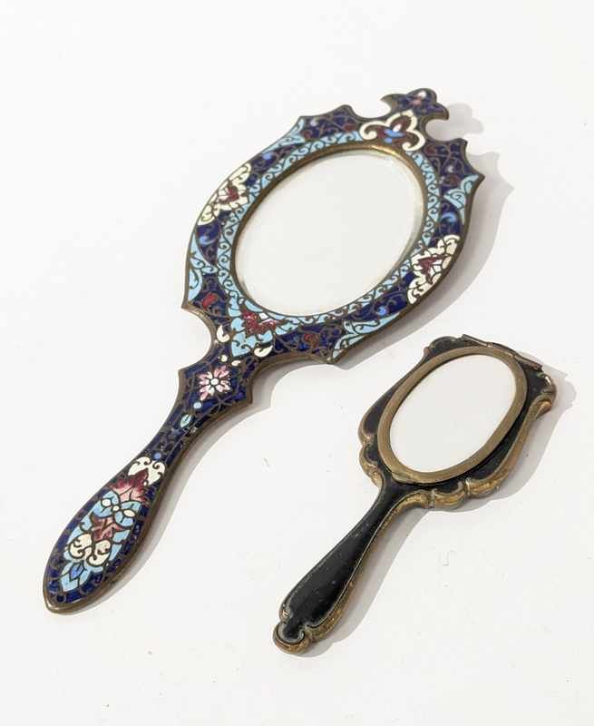 MIROIR A MAIN en bronze à décor en émaux...