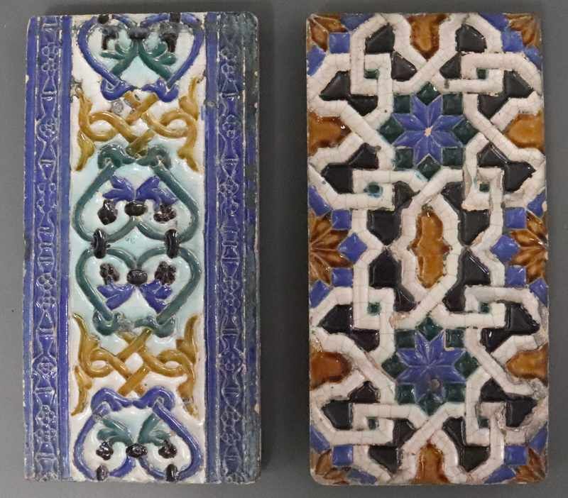 DEUX CARREAUX de faïence émaillée à décor...