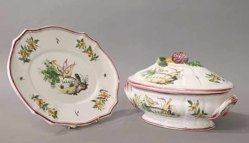 LÉGUMIER et PLAT en faïence émaillée polychrome...