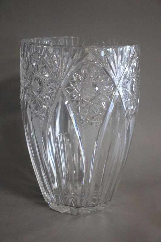 VASE en cristal taillé à décor de pointes...