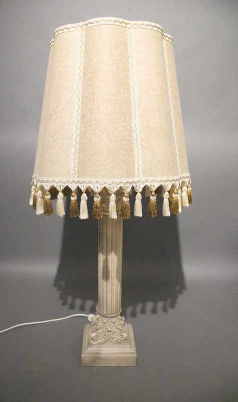 LAMPE en résine teinté à l'imitation de l'albâtre,...