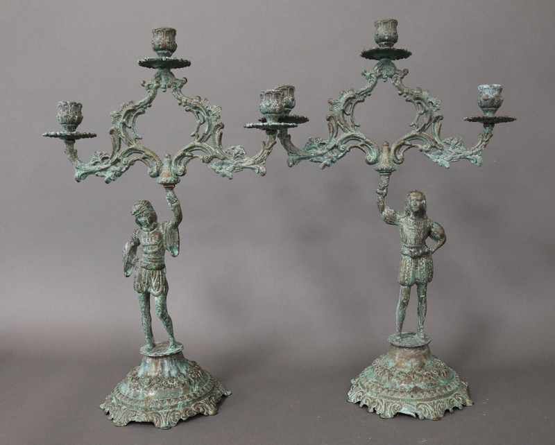 PAIRE DE CANDÉLABRES en bronze ciselé à trois...