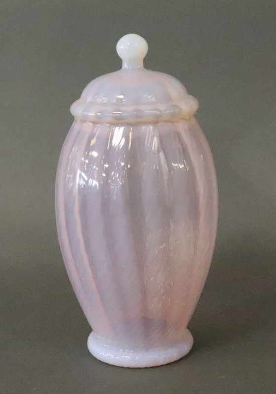 VASE couvert de forme ovoïde cannelé en opaline...