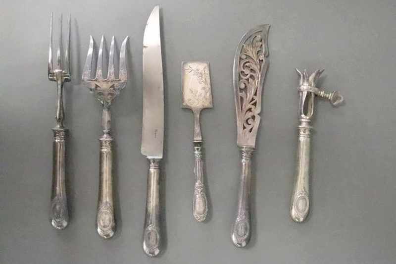 ENSEMBLE DE CINQ COUVERTS DE SERVICE comprenant...