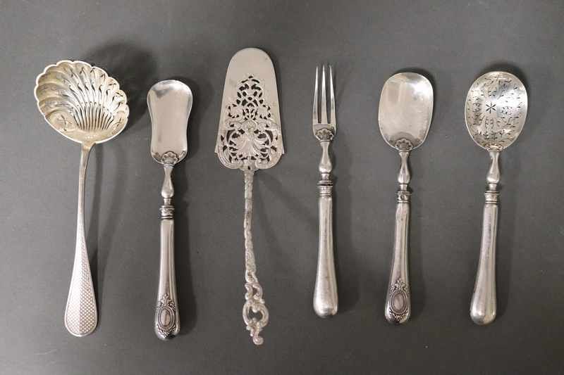 LOT DE COUVERTS en argent comprenant :