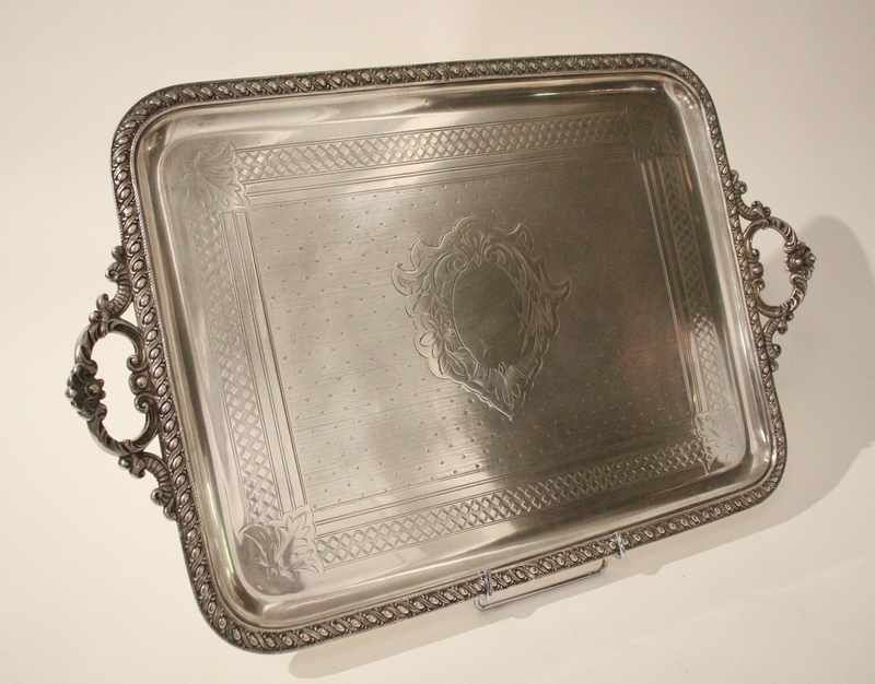 PLATEAU rectangulaire à deux anses en bronze...