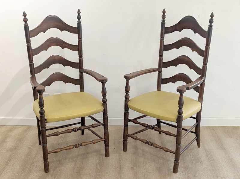 PAIRE DE FAUTEUILS de style rustique en hêtre...