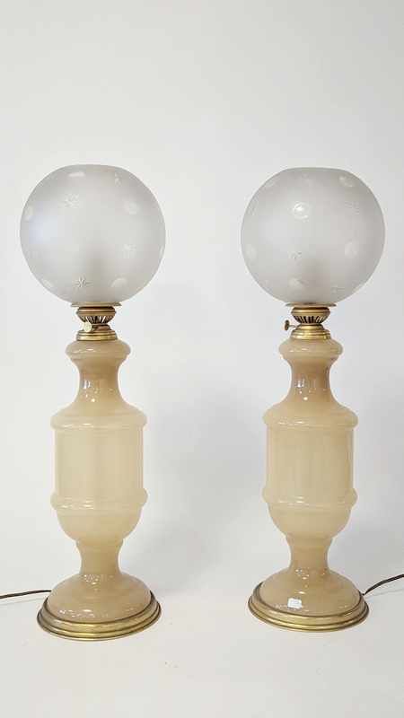 PAIRE DE LAMPE en opaline teinté beige à...