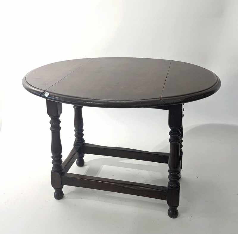 PETITE TABLE en bois teinté à plateau ovale...