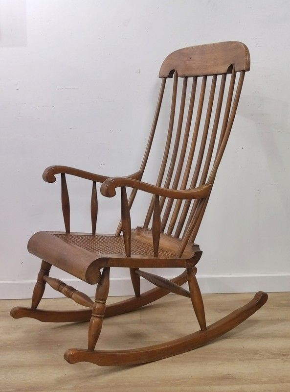 ROCKING CHAIR en hêtre verni à dossier et...