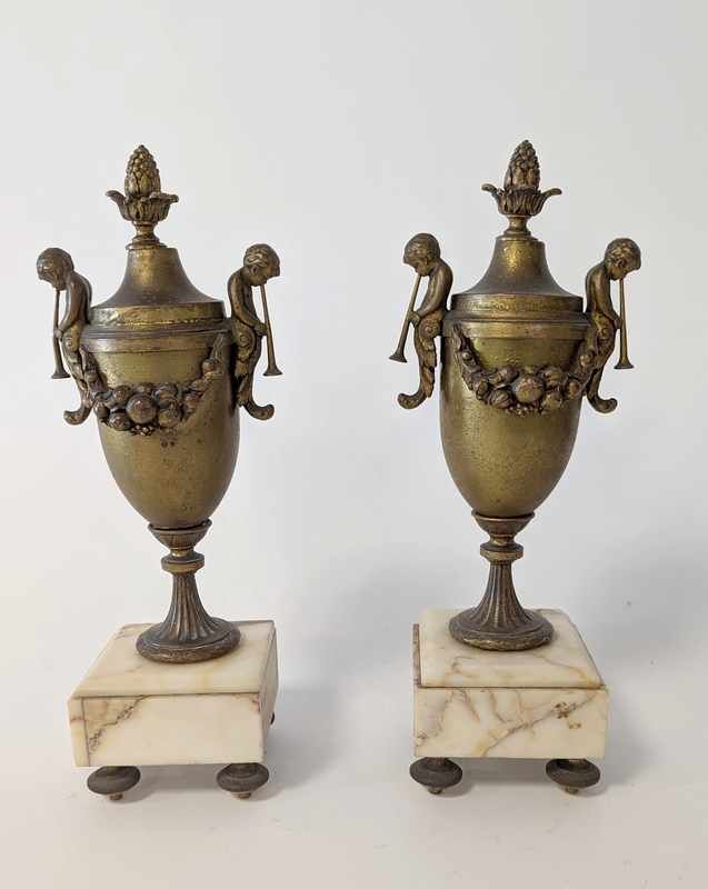 PAIRE DE CASSOLETTES en métal en forme de...