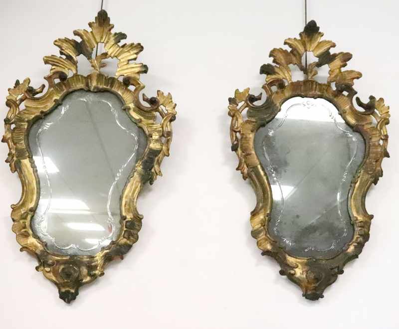 PAIRE DE MIROIRS de forme chantournée à motifs...