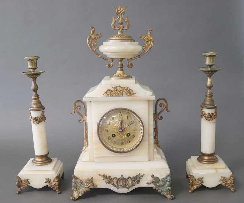 GARNITURE DE CHEMINÉE en onyx blanche et...