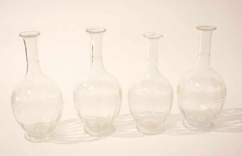 SUITE DE QUATRE CARAFES en verre soufflé...