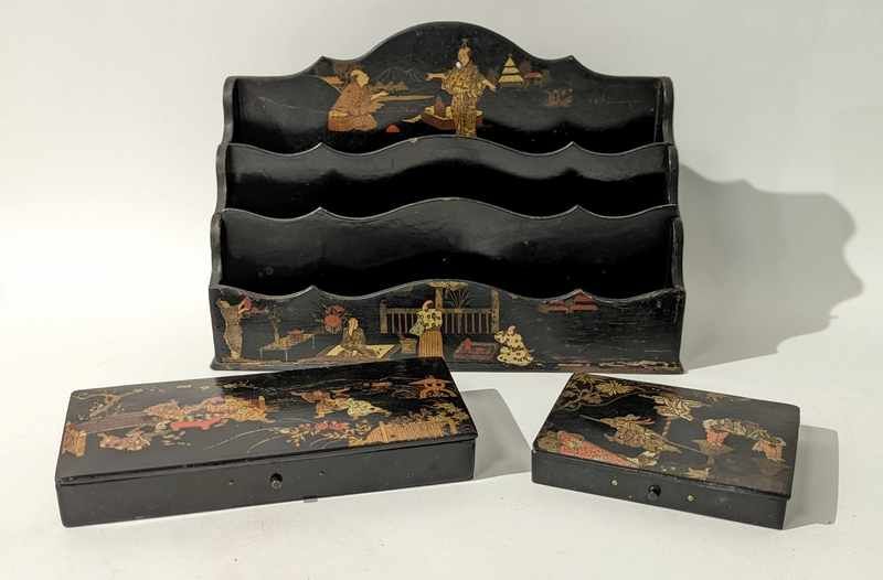 NECESSAIRE DE BUREAU en bois à décor laqué...