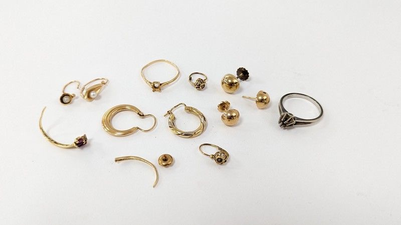 LOT DE BIJOUX divers, accidentés et dépareillés...