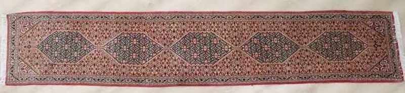 TAPIS galerie en laine polychrome à décor...