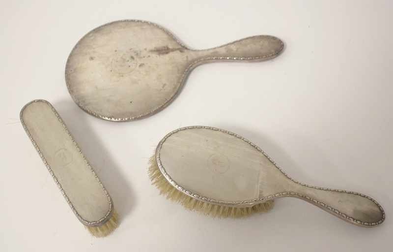 NECESSAIRE DE TOILETTE à monture en argent...