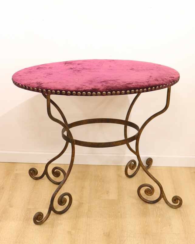 TABLE GUÉRIDON à piétement en fer forgé à...
