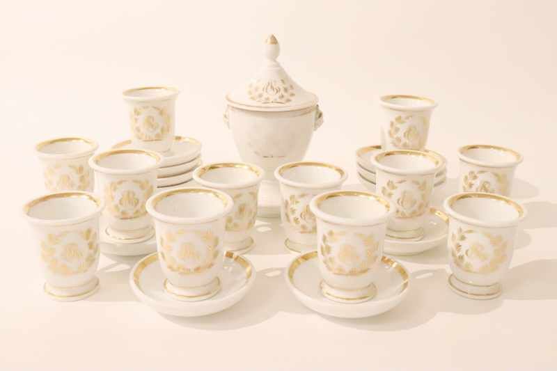 PARTIE DE SERVICE A CAFE en porcelaine de...