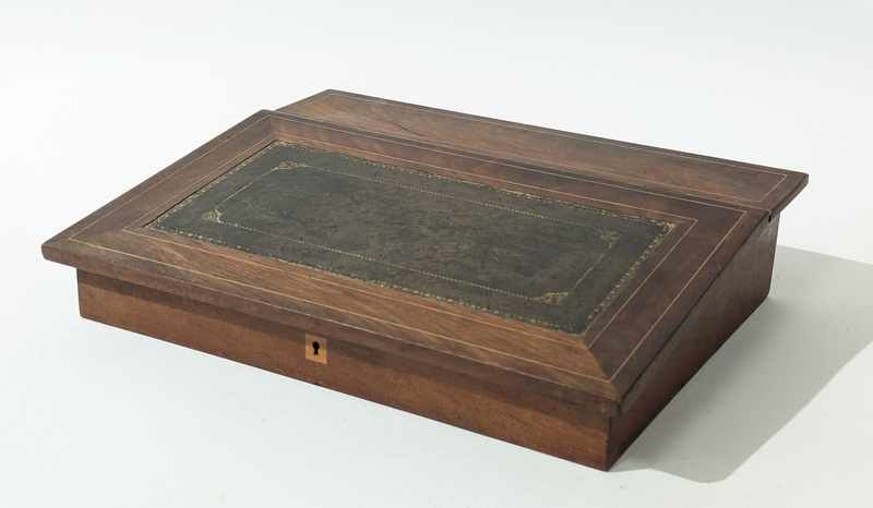 ECRITOIRE en bois gainé de cuir vert doré...