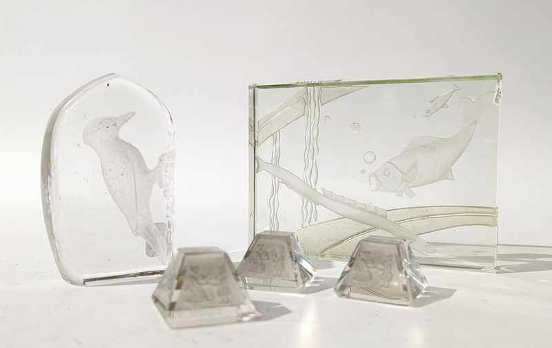 DEUX PLAQUES en verre moulé pressé à décor...
