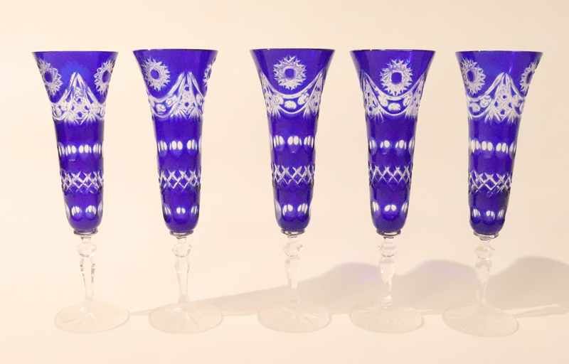 CINQ FLÛTES A CHAMPAGNE en cristal taillé...