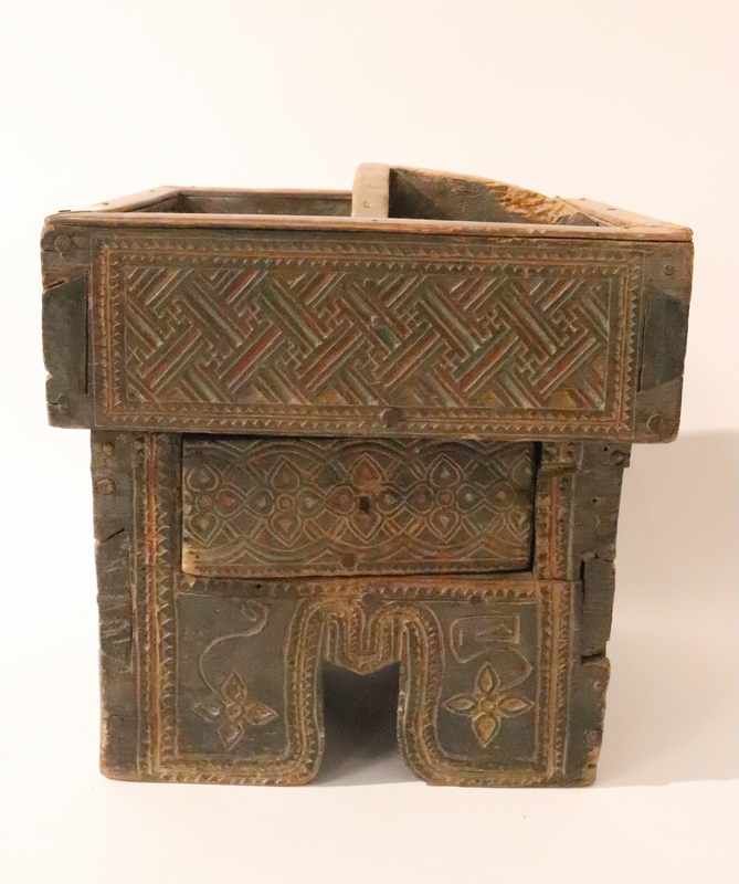 PETIT MEUBLE DE RANGEMENT en bois sculpté...