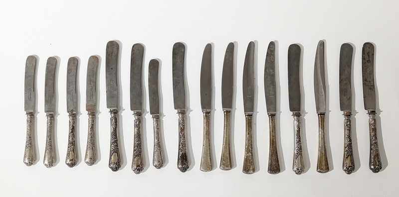 ENSEMBLE DIVERS DE COUTEAUX (800) en argent...
