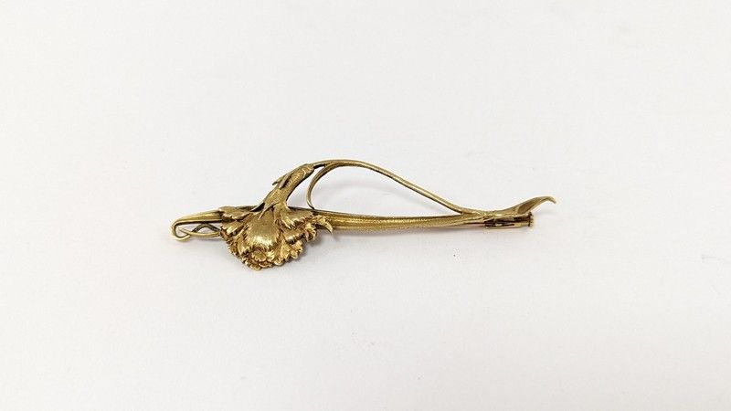 BROCHE en métal doré à décor d'une fleur...