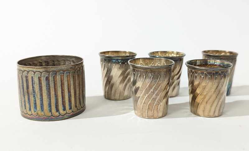 CINQ VERRES A LIQUEUR a cotes torses.