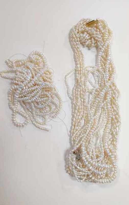 LOT DE QUATRE COLLIERS de perles et nacre,...
