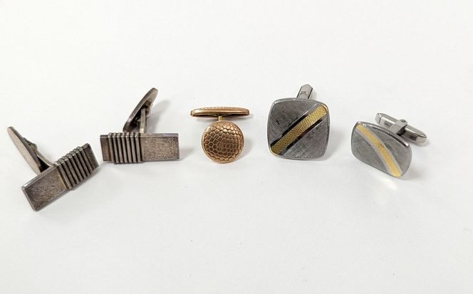 DEUX PAIRES DE BOUTONS DE MANCHETTES en argent...