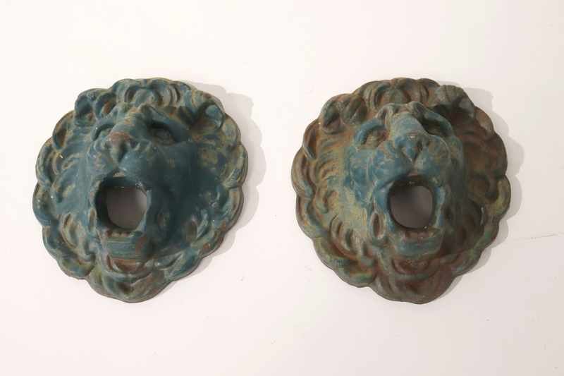 PAIRE DE MUFLES DE LION en fonte de fer peinte...