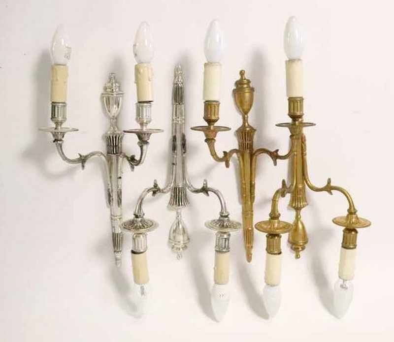 SUITE DE QUATRE APPLIQUES en bronze argenté...